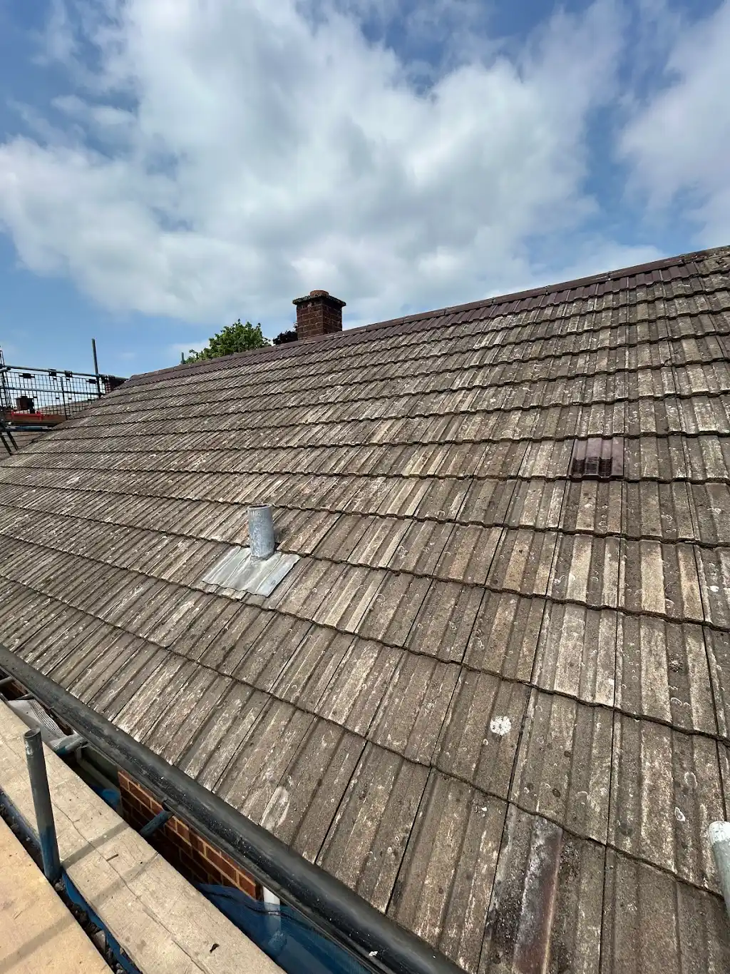 Hills Roofing Ltd, professional roofers at work in Croydon